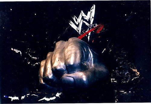 Giant fist from former Smackdown set returned to Big Show’s wrist