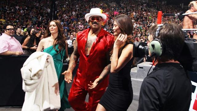 Godfather raises awareness about the difficulties of pimpin’ during Hovember
