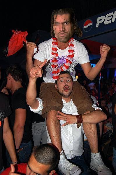 Great Khali revealed to be normal-sized man riding another’s shoulders