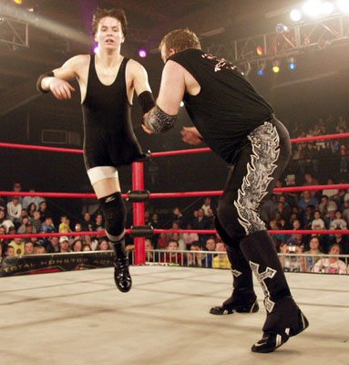 Zach Gowen somehow performs perfect leg-scissors