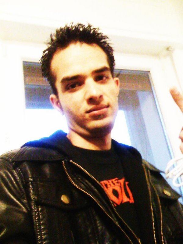 Pretentious fan only refers to WWE wrestlers by their indy names