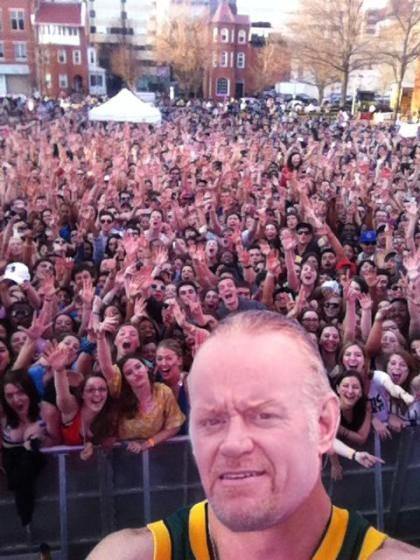 Undertaker tweets selfie at Justin Bieber concert