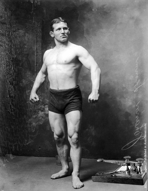 Old-fashioned wrestler literally telegraphs every move