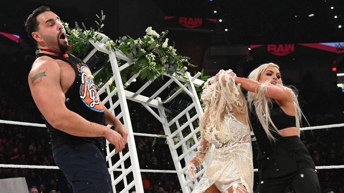 UNPRECEDENTED! In-ring wedding goes poorly